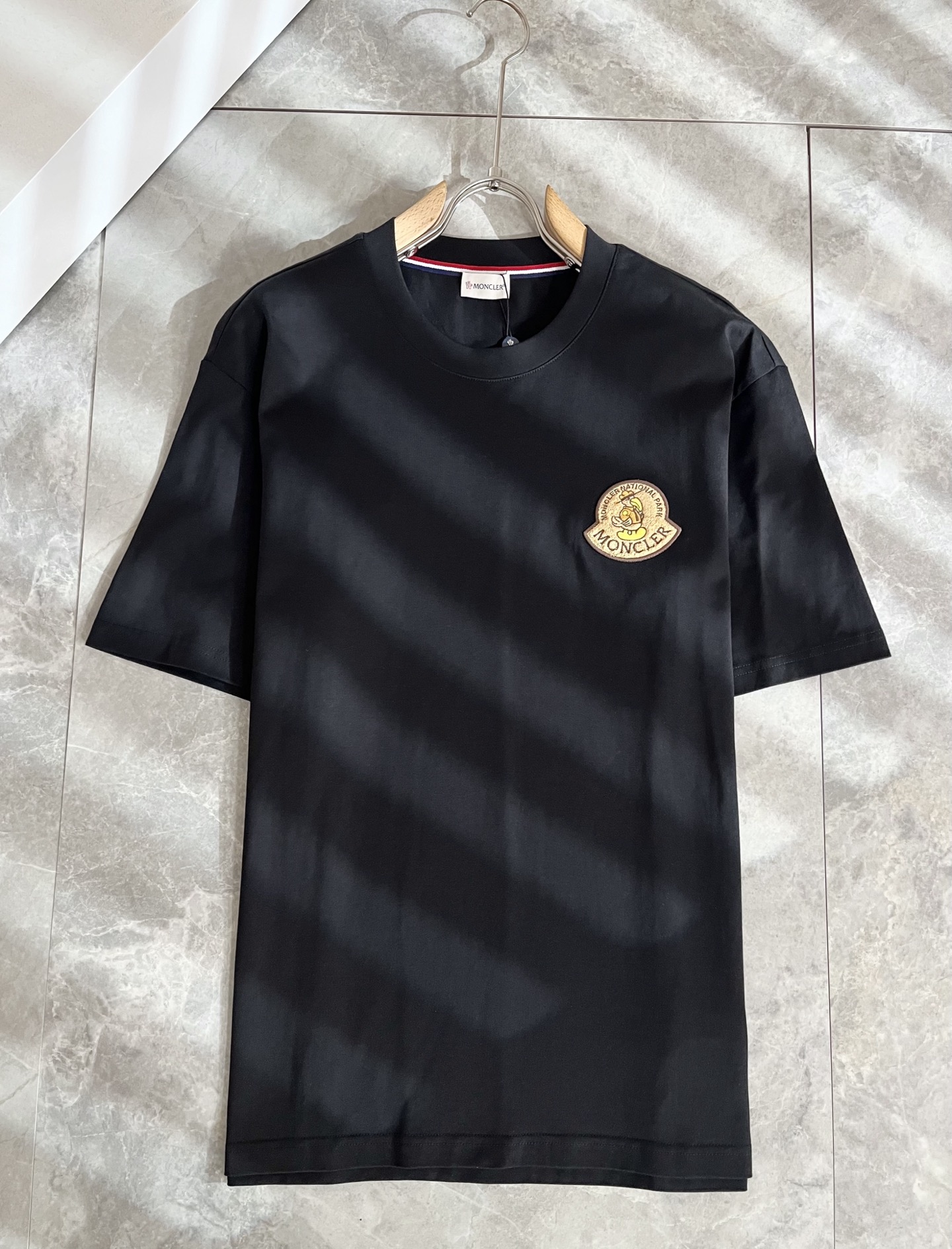 Moncler蒙家 2026春夏男女同款👫情侣款最新的贸易订单短袖T恤，全品相！！网红款！采用logo图