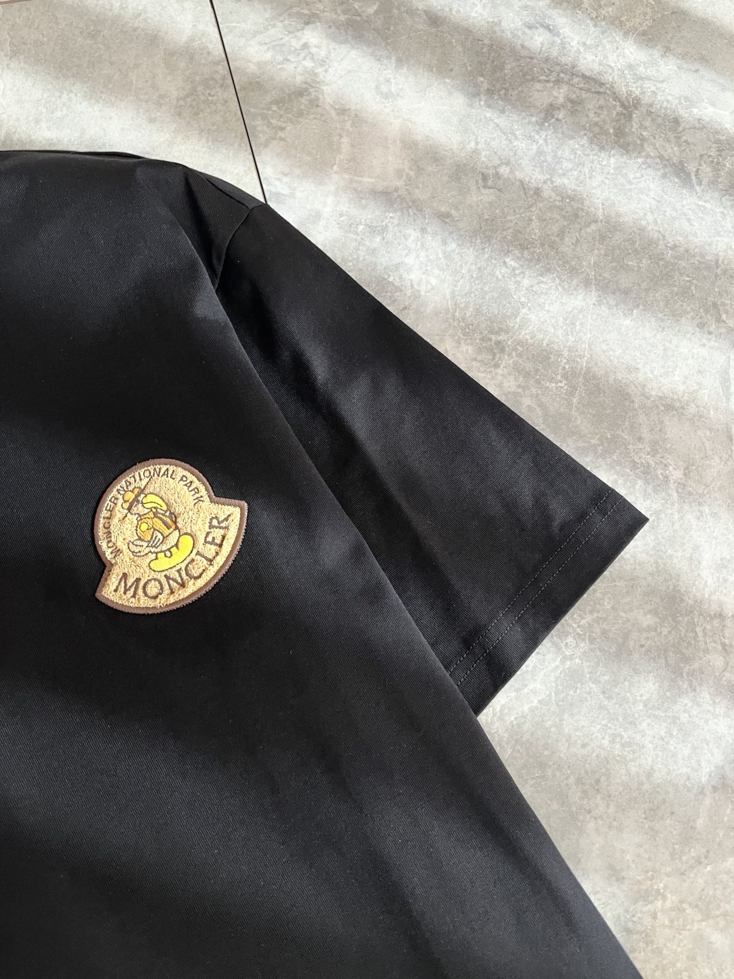 Moncler蒙家 2026春夏男女同款👫情侣款最新的贸易订单短袖T恤，全品相！！网红款！采用logo图