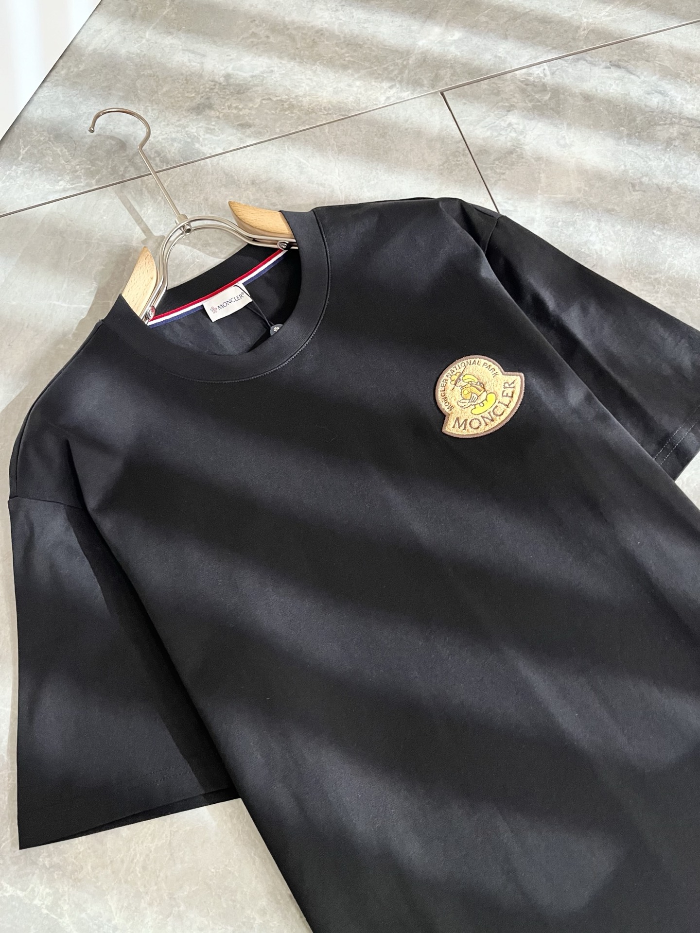 Moncler蒙家 2026春夏男女同款👫情侣款最新的贸易订单短袖T恤，全品相！！网红款！采用logo图