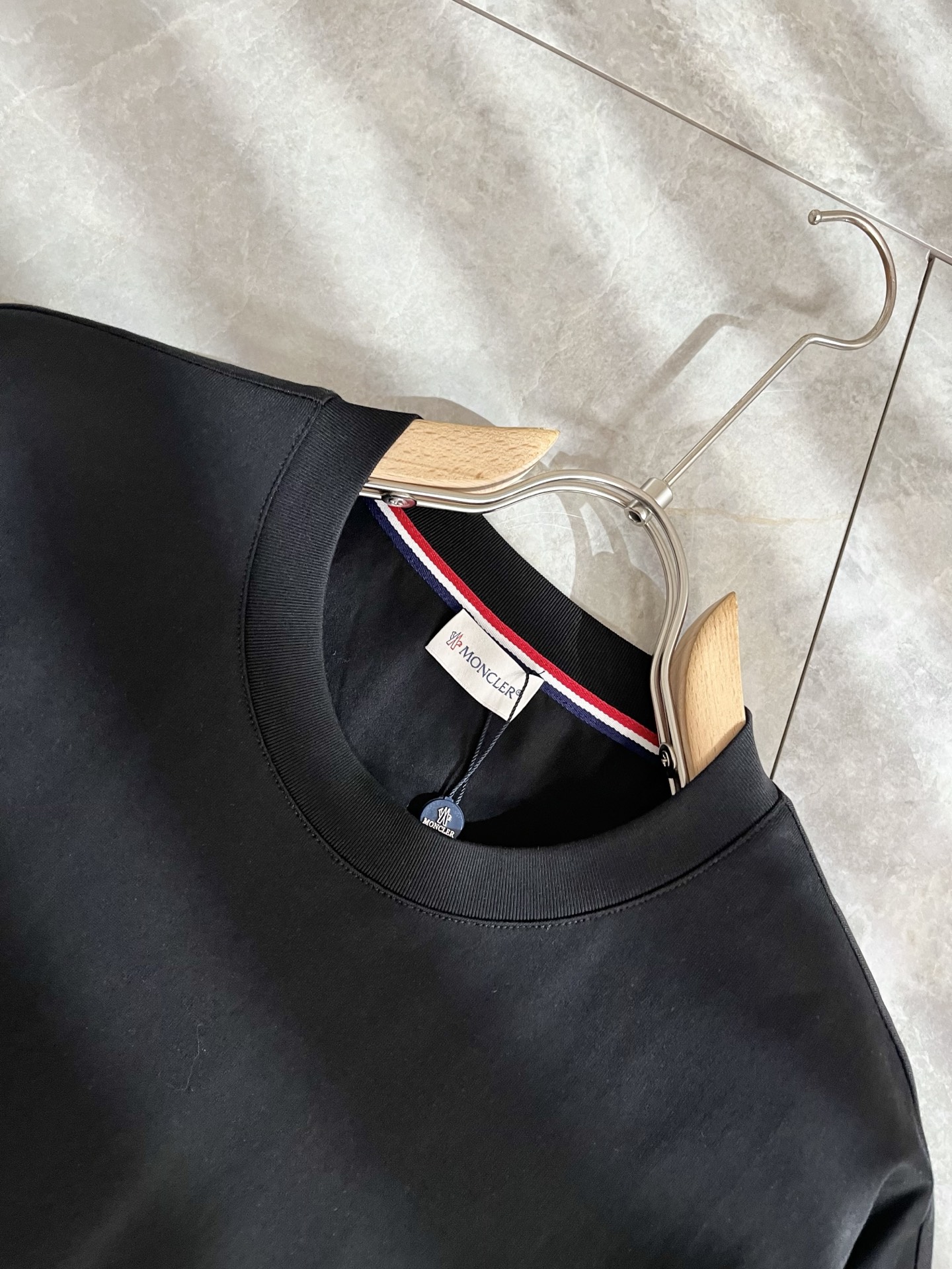 Moncler蒙家 2026春夏男女同款👫情侣款最新的贸易订单短袖T恤，全品相！！网红款！采用logo图