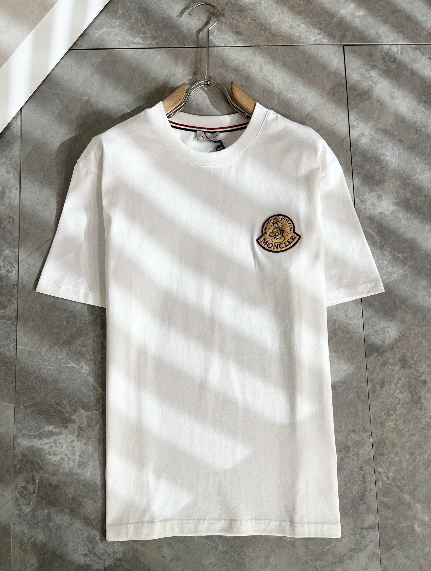 Moncler蒙家 2026春夏男女同款👫情侣款最新的贸易订单短袖T恤，全品相！！网红款！采用logo图