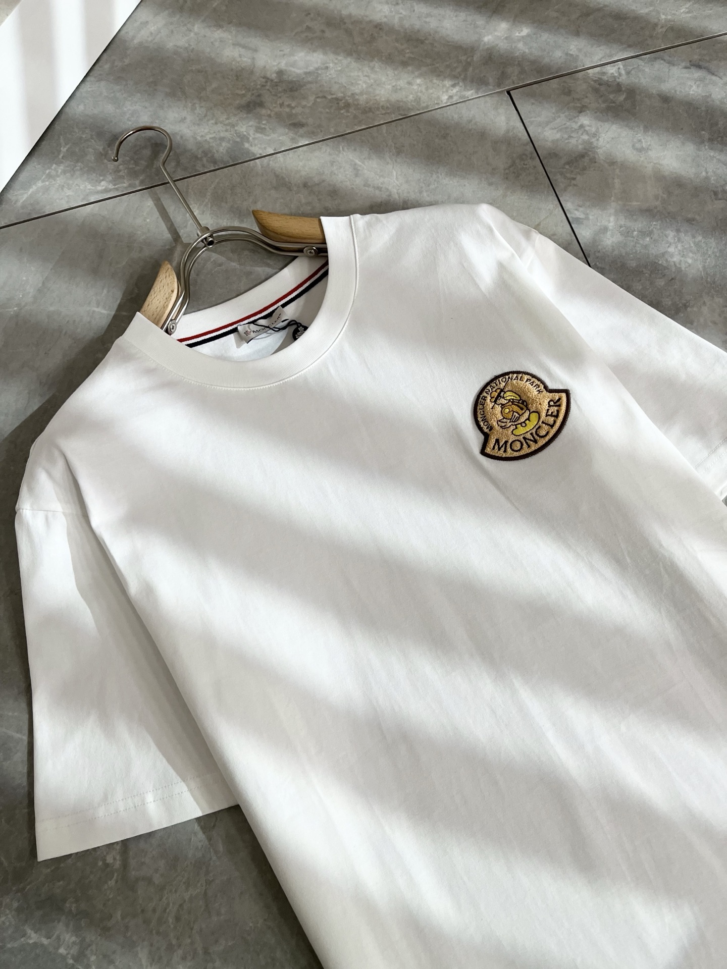 Moncler蒙家 2026春夏男女同款👫情侣款最新的贸易订单短袖T恤，全品相！！网红款！采用logo图