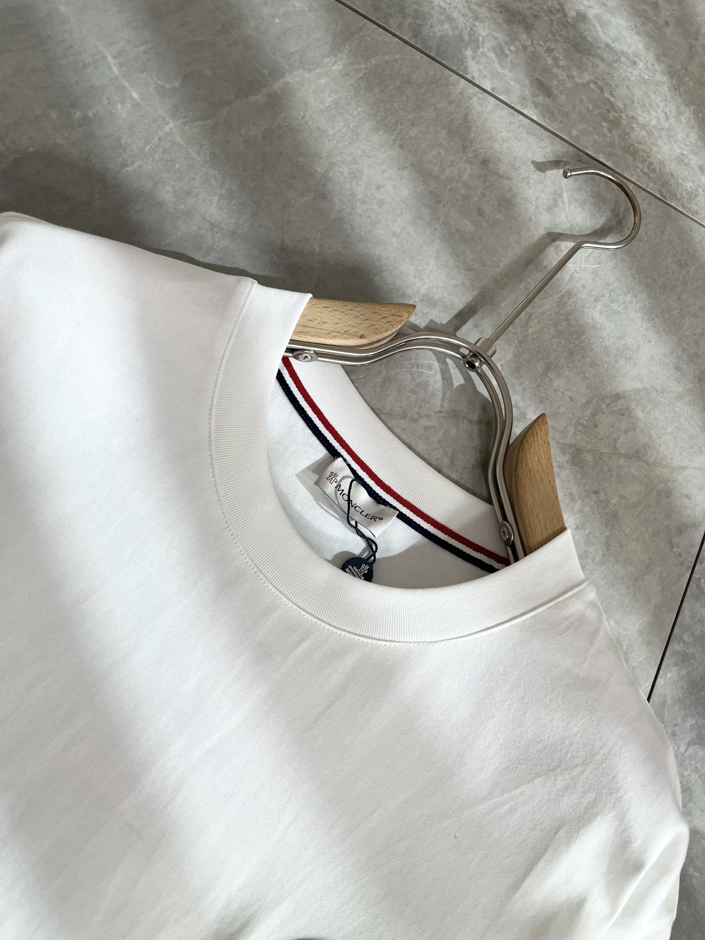 Moncler蒙家 2026春夏男女同款👫情侣款最新的贸易订单短袖T恤，全品相！！网红款！采用logo图