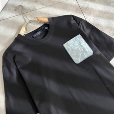 LouisVuitt*路易*登 2026春夏全新系列单品上线,非常时髦前卫的一款男女同款短袖T恤,标识l LouisVuitt*路易*登 2026春夏全新系列单品上线,非常时髦前卫的一款男女同款短袖T恤,标识l