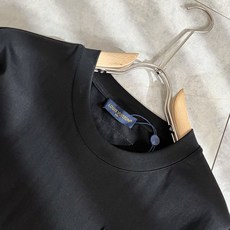 LouisVuitt*路易*登 2026春夏全新系列单品上线,非常时髦前卫的一款男女同款短袖T恤,标识l LouisVuitt*路易*登 2026春夏全新系列单品上线,非常时髦前卫的一款男女同款短袖T恤,标识l