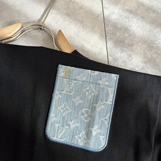 LouisVuitt*路易*登 2026春夏全新系列单品上线,非常时髦前卫的一款男女同款短袖T恤,标识l LouisVuitt*路易*登 2026春夏全新系列单品上线,非常时髦前卫的一款男女同款短袖T恤,标识l