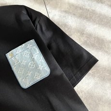 LouisVuitt*路易*登 2026春夏全新系列单品上线,非常时髦前卫的一款男女同款短袖T恤,标识l LouisVuitt*路易*登 2026春夏全新系列单品上线,非常时髦前卫的一款男女同款短袖T恤,标识l
