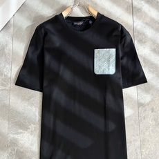 LouisVuitt*路易*登 2026春夏全新系列单品上线,非常时髦前卫的一款男女同款短袖T恤,标识l LouisVuitt*路易*登 2026春夏全新系列单品上线,非常时髦前卫的一款男女同款短袖T恤,标识l