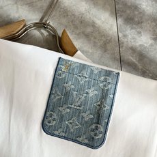 LouisVuitt*路易*登 2026春夏全新系列单品上线,非常时髦前卫的一款男女同款短袖T恤,标识l LouisVuitt*路易*登 2026春夏全新系列单品上线,非常时髦前卫的一款男女同款短袖T恤,标识l