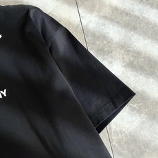 Giv*chy/纪*希2026春夏新款男女同款👫短袖T恤,主创时尚注入了全新时尚能量。通过探索各种题材和 Giv*chy/纪*希2026春夏新款男女同款👫短袖T恤,主创时尚注入了全新时尚能量。通过探索各种题材和