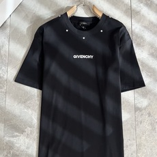 Giv*chy/纪*希2026春夏新款男女同款👫短袖T恤,主创时尚注入了全新时尚能量。通过探索各种题材和 Giv*chy/纪*希2026春夏新款男女同款👫短袖T恤,主创时尚注入了全新时尚能量。通过探索各种题材和