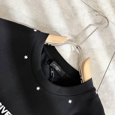 Giv*chy/纪*希2026春夏新款男女同款👫短袖T恤,主创时尚注入了全新时尚能量。通过探索各种题材和 Giv*chy/纪*希2026春夏新款男女同款👫短袖T恤,主创时尚注入了全新时尚能量。通过探索各种题材和