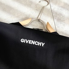 Giv*chy/纪*希2026春夏新款男女同款👫短袖T恤,主创时尚注入了全新时尚能量。通过探索各种题材和 Giv*chy/纪*希2026春夏新款男女同款👫短袖T恤,主创时尚注入了全新时尚能量。通过探索各种题材和