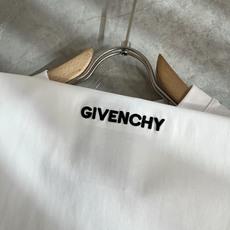 Giv*chy/纪*希2026春夏新款男女同款👫短袖T恤,主创时尚注入了全新时尚能量。通过探索各种题材和 Giv*chy/纪*希2026春夏新款男女同款👫短袖T恤,主创时尚注入了全新时尚能量。通过探索各种题材和