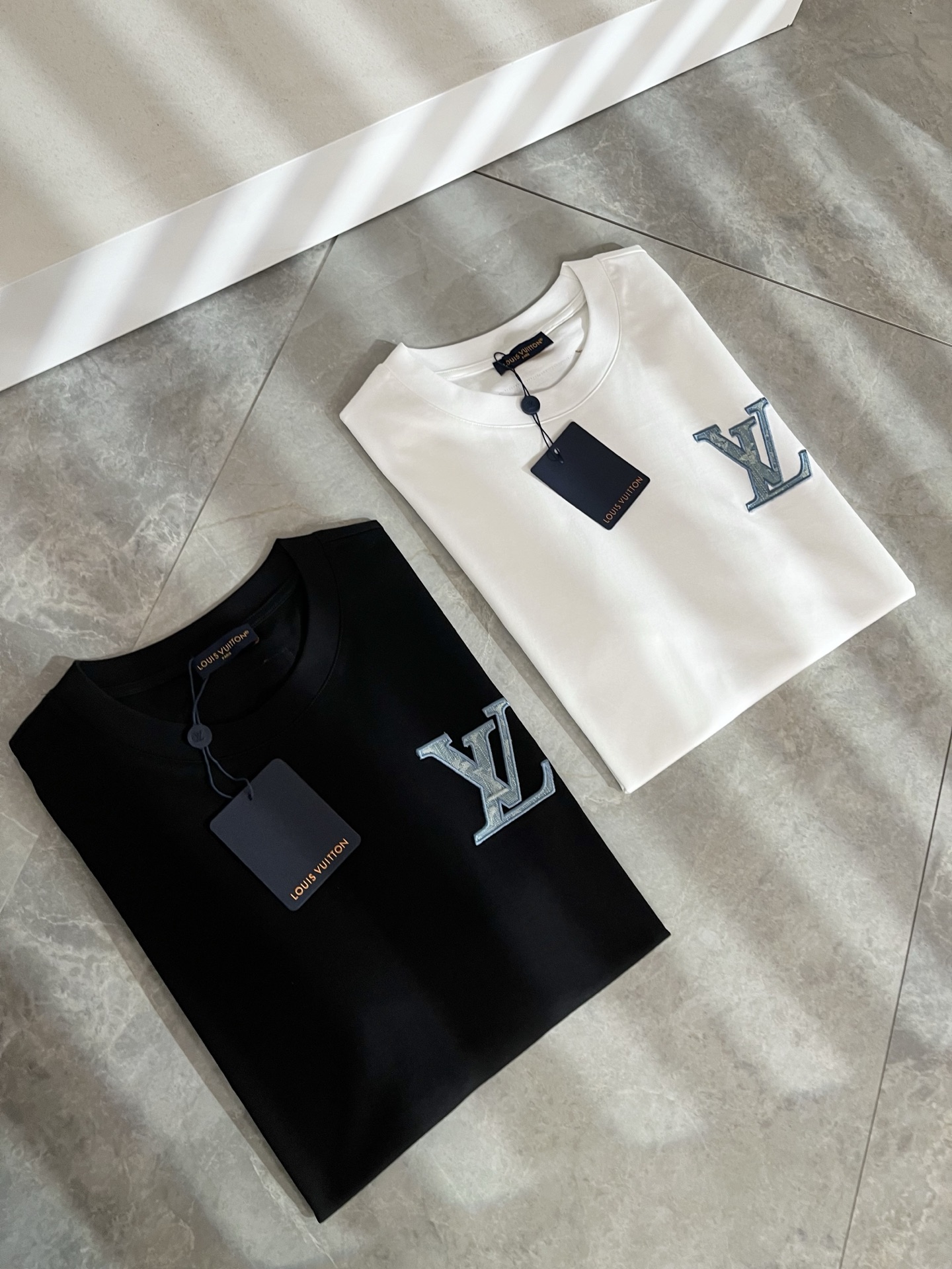 LouisVuitt*路易*登 2026春夏全新系列单品上线，非常时髦前卫的一款男女同款短袖T恤，标识l