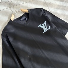 LouisVuitt*路易*登 2026春夏全新系列单品上线,非常时髦前卫的一款男女同款短袖T恤,标识l LouisVuitt*路易*登 2026春夏全新系列单品上线,非常时髦前卫的一款男女同款短袖T恤,标识l