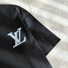 LouisVuitt*路易*登 2026春夏全新系列单品上线,非常时髦前卫的一款男女同款短袖T恤,标识l LouisVuitt*路易*登 2026春夏全新系列单品上线,非常时髦前卫的一款男女同款短袖T恤,标识l