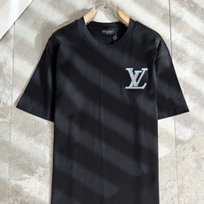 LouisVuitt*路易*登 2026春夏全新系列单品上线,非常时髦前卫的一款男女同款短袖T恤,标识l LouisVuitt*路易*登 2026春夏全新系列单品上线,非常时髦前卫的一款男女同款短袖T恤,标识l