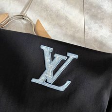 LouisVuitt*路易*登 2026春夏全新系列单品上线,非常时髦前卫的一款男女同款短袖T恤,标识l LouisVuitt*路易*登 2026春夏全新系列单品上线,非常时髦前卫的一款男女同款短袖T恤,标识l