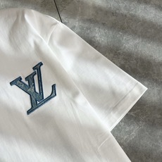 LouisVuitt*路易*登 2026春夏全新系列单品上线,非常时髦前卫的一款男女同款短袖T恤,标识l LouisVuitt*路易*登 2026春夏全新系列单品上线,非常时髦前卫的一款男女同款短袖T恤,标识l