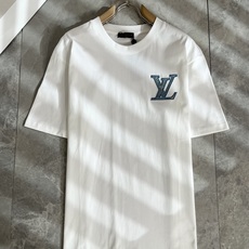 LouisVuitt*路易*登 2026春夏全新系列单品上线,非常时髦前卫的一款男女同款短袖T恤,标识l LouisVuitt*路易*登 2026春夏全新系列单品上线,非常时髦前卫的一款男女同款短袖T恤,标识l