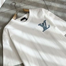 LouisVuitt*路易*登 2026春夏全新系列单品上线,非常时髦前卫的一款男女同款短袖T恤,标识l LouisVuitt*路易*登 2026春夏全新系列单品上线,非常时髦前卫的一款男女同款短袖T恤,标识l