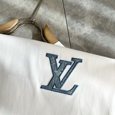 LouisVuitt*路易*登 2026春夏全新系列单品上线,非常时髦前卫的一款男女同款短袖T恤,标识l LouisVuitt*路易*登 2026春夏全新系列单品上线,非常时髦前卫的一款男女同款短袖T恤,标识l