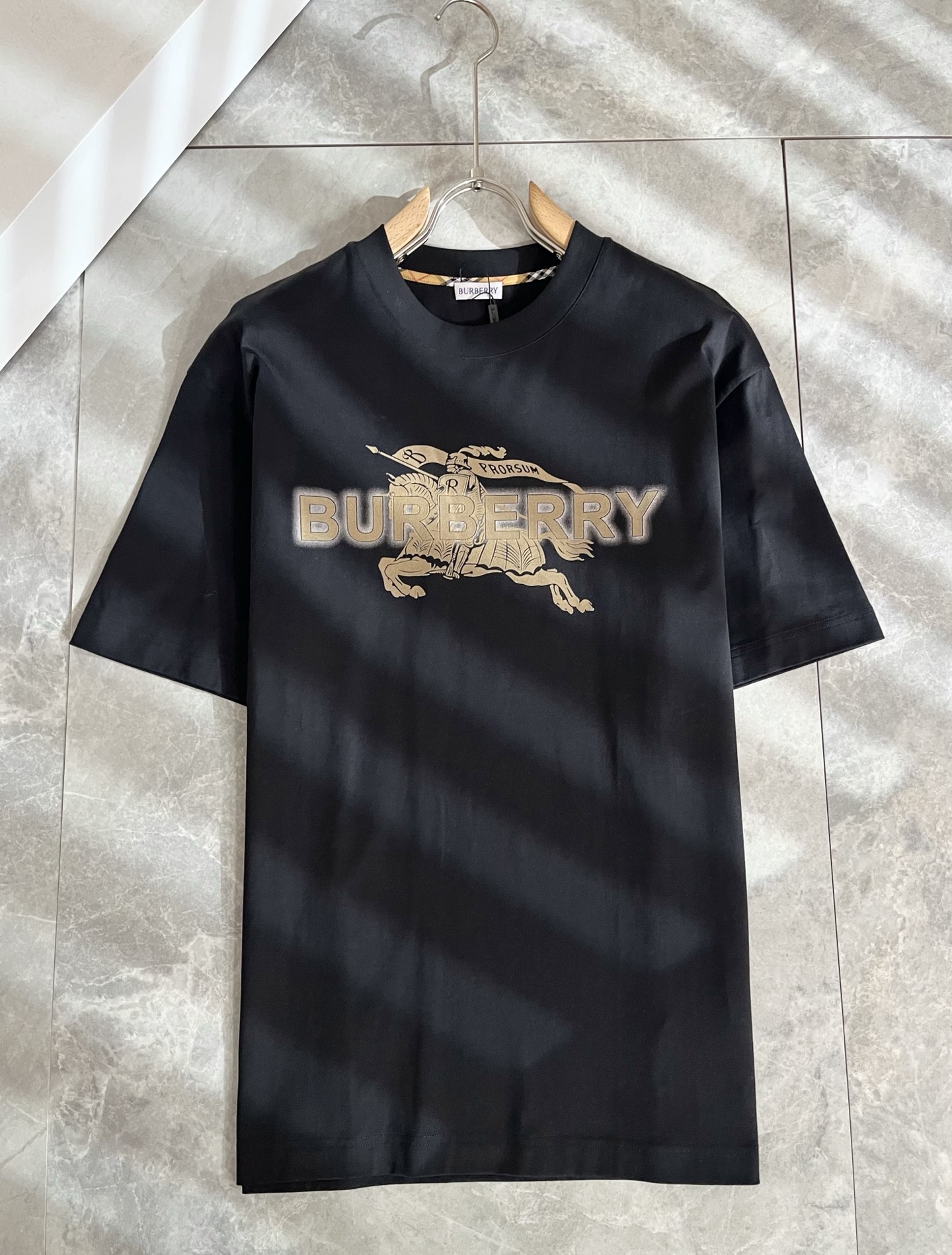 BURBER*Y巴*莉2026春夏新品短袖T恤，重磅来袭，最近比较火热的环保纯棉面料制作而成，高端户外运