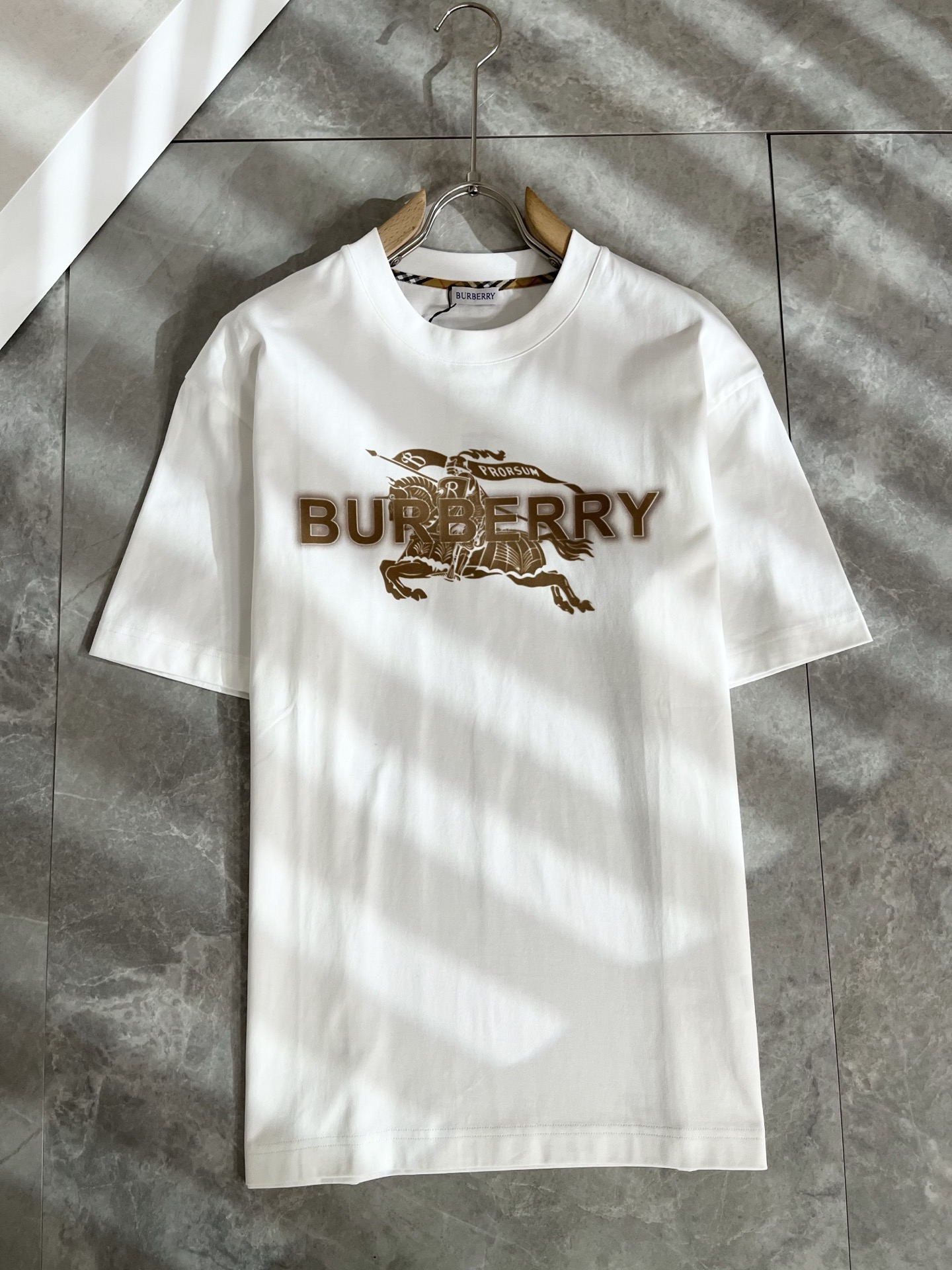 BURBER*Y巴*莉2026春夏新品短袖T恤，重磅来袭，最近比较火热的环保纯棉面料制作而成，高端户外运