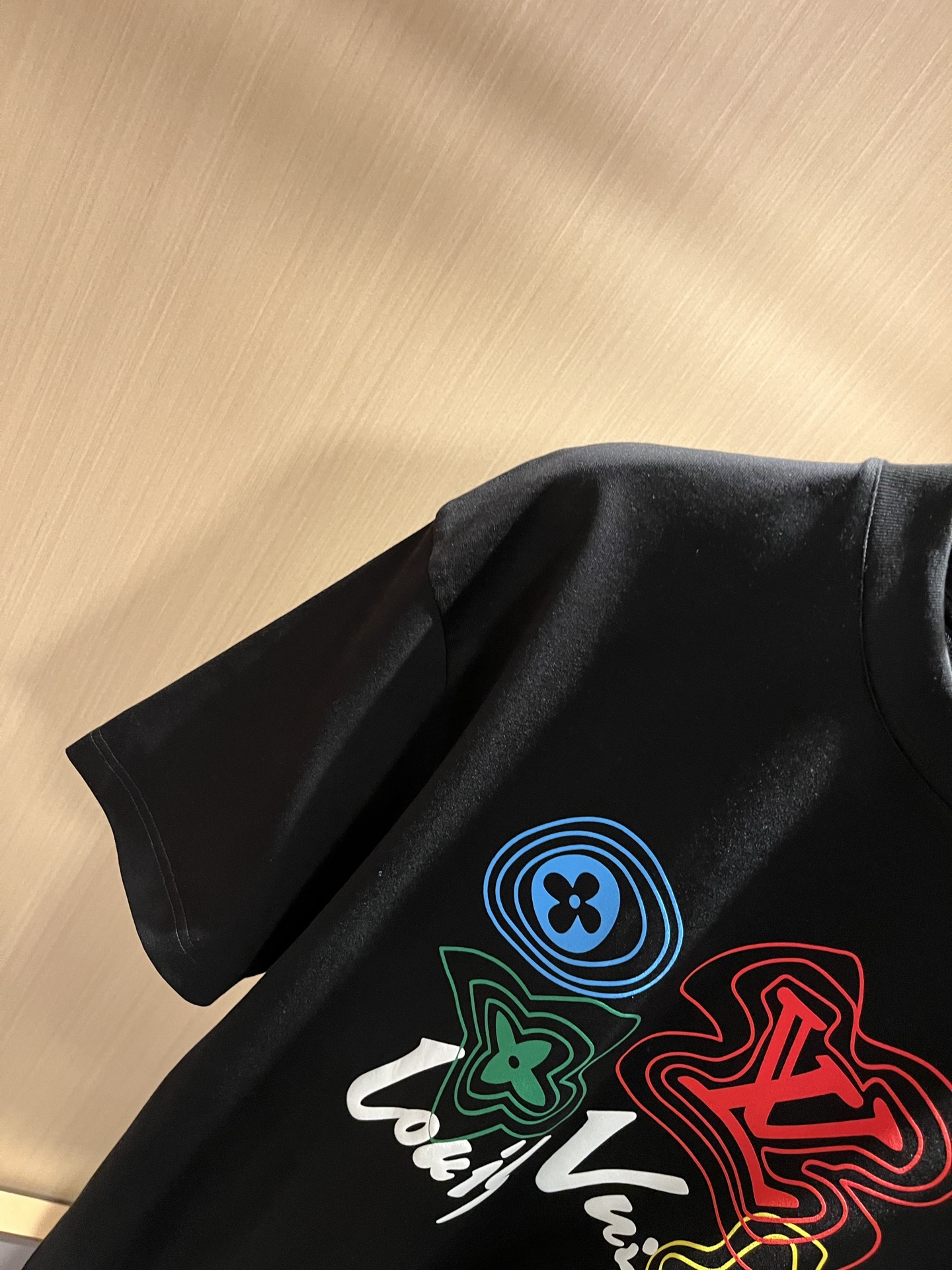 LouisVuitt*路易*登 2026春夏全新系列单品上线，非常时髦前卫的一款男女同款短袖T恤，标识l