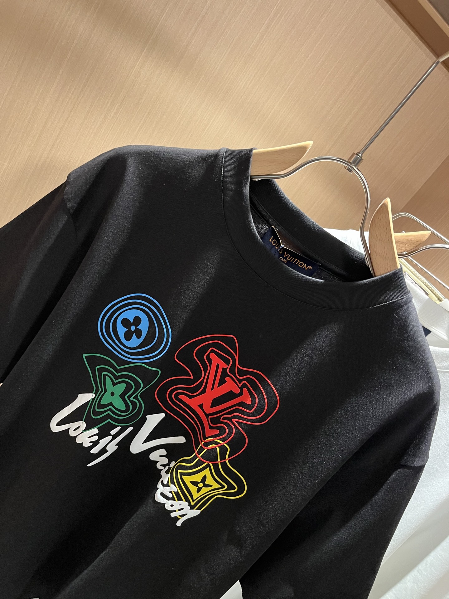 LouisVuitt*路易*登 2026春夏全新系列单品上线，非常时髦前卫的一款男女同款短袖T恤，标识l