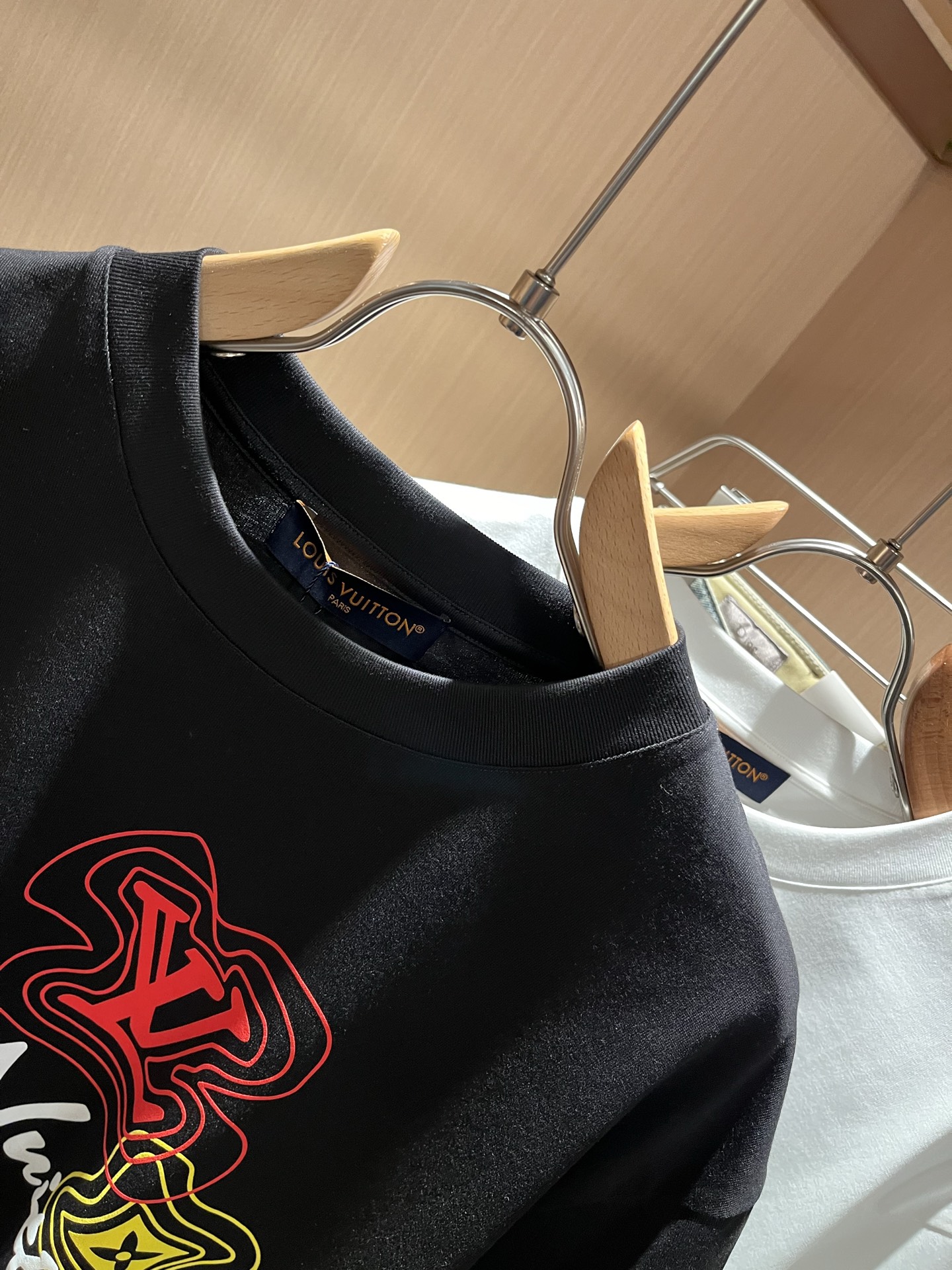 LouisVuitt*路易*登 2026春夏全新系列单品上线，非常时髦前卫的一款男女同款短袖T恤，标识l