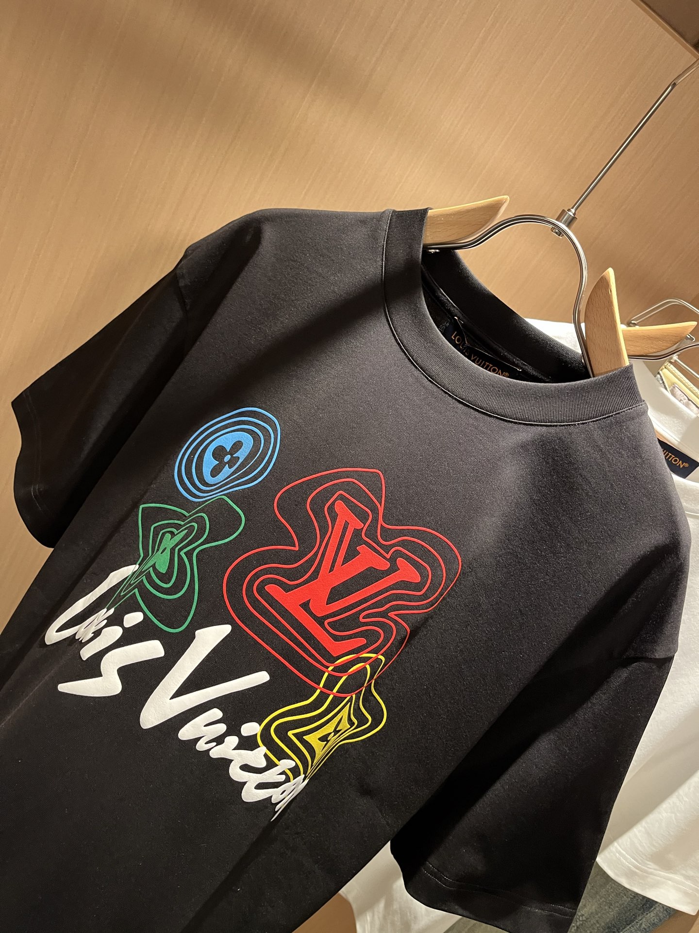 LouisVuitt*路易*登 2026春夏全新系列单品上线，非常时髦前卫的一款男女同款短袖T恤，标识l