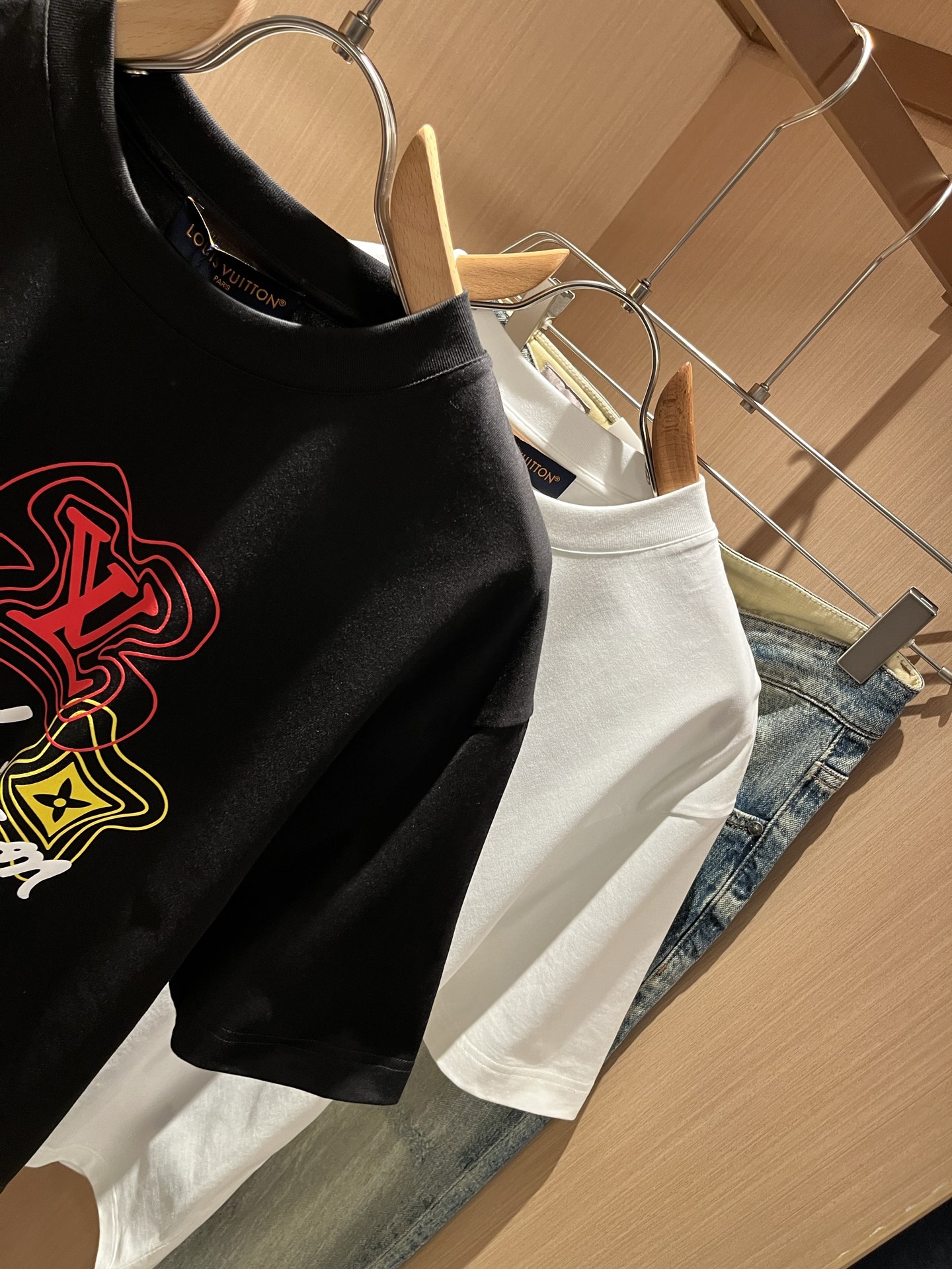 LouisVuitt*路易*登 2026春夏全新系列单品上线，非常时髦前卫的一款男女同款短袖T恤，标识l