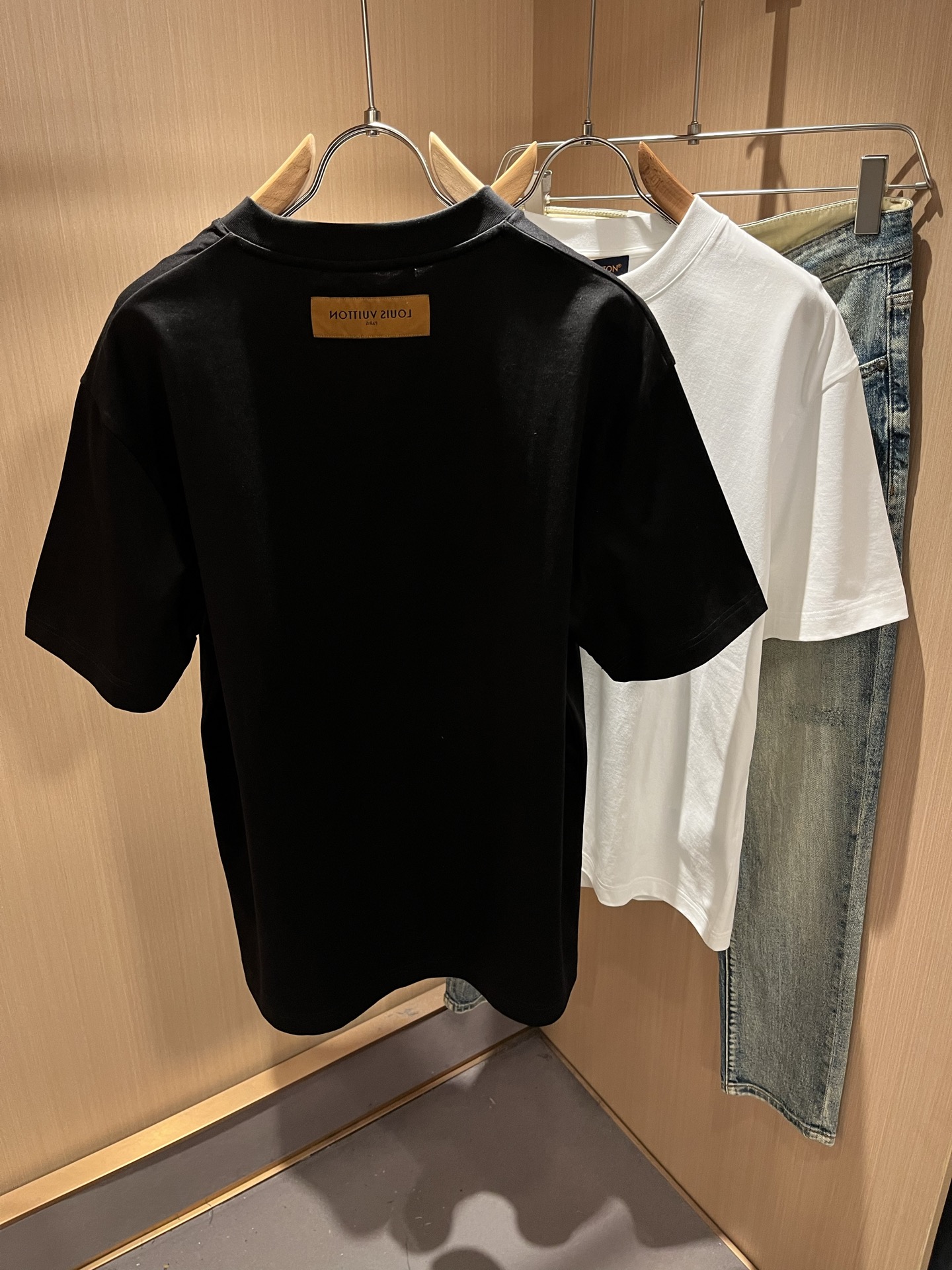 LouisVuitt*路易*登 2026春夏全新系列单品上线，非常时髦前卫的一款男女同款短袖T恤，标识l