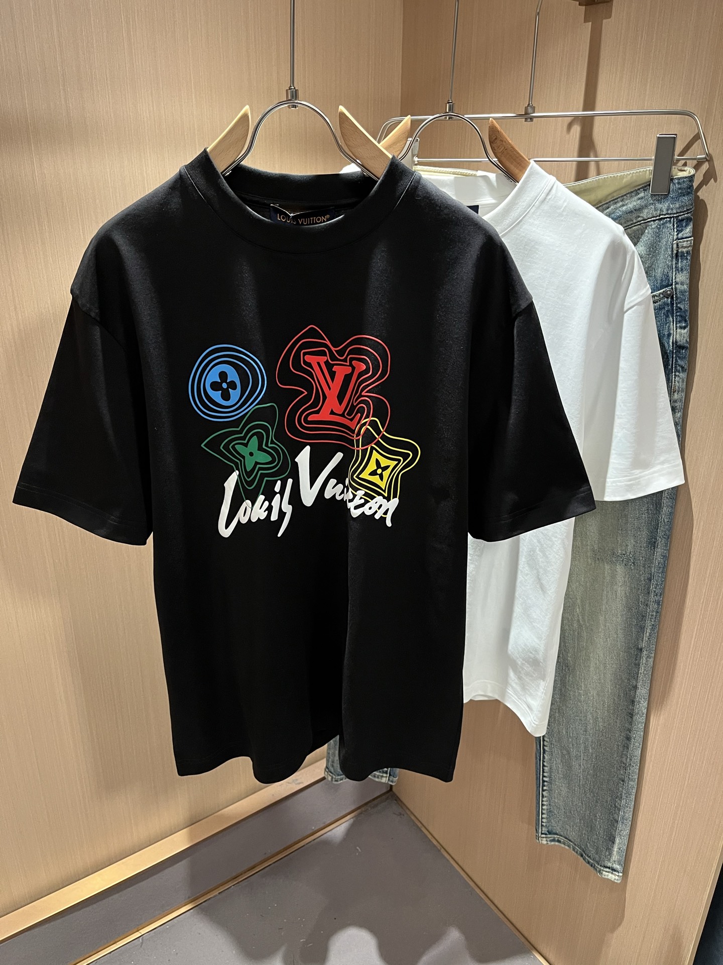 LouisVuitt*路易*登 2026春夏全新系列单品上线，非常时髦前卫的一款男女同款短袖T恤，标识l