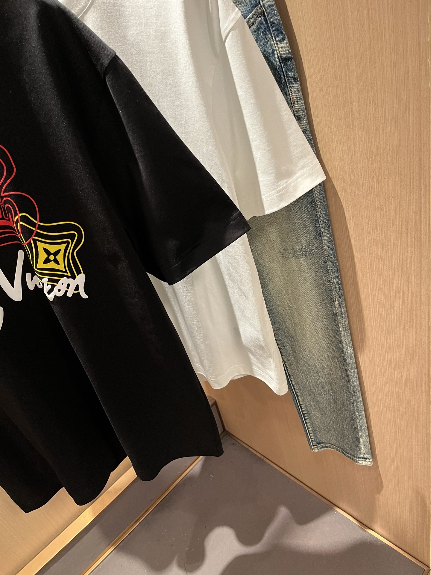 LouisVuitt*路易*登 2026春夏全新系列单品上线，非常时髦前卫的一款男女同款短袖T恤，标识l