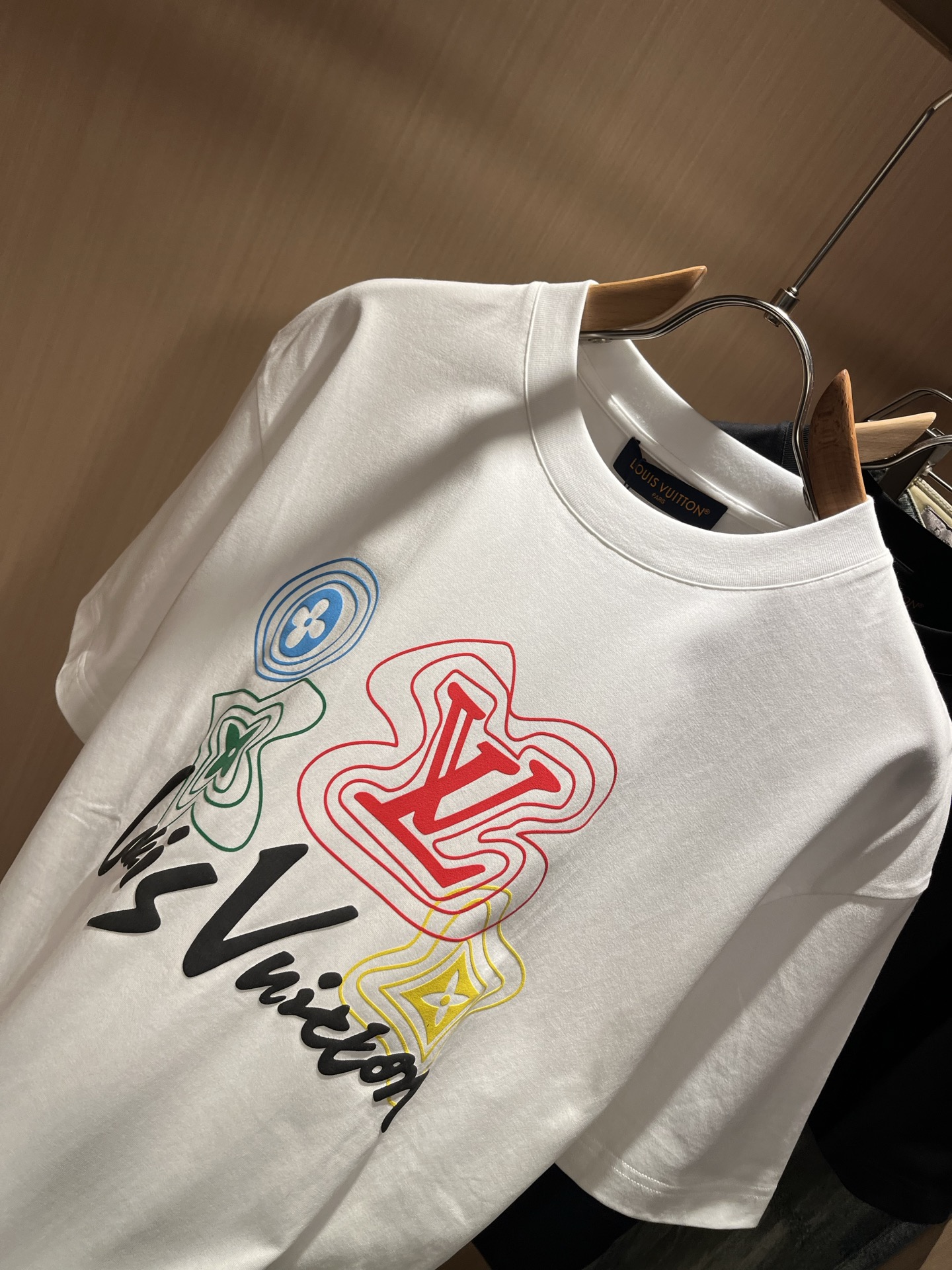 LouisVuitt*路易*登 2026春夏全新系列单品上线，非常时髦前卫的一款男女同款短袖T恤，标识l