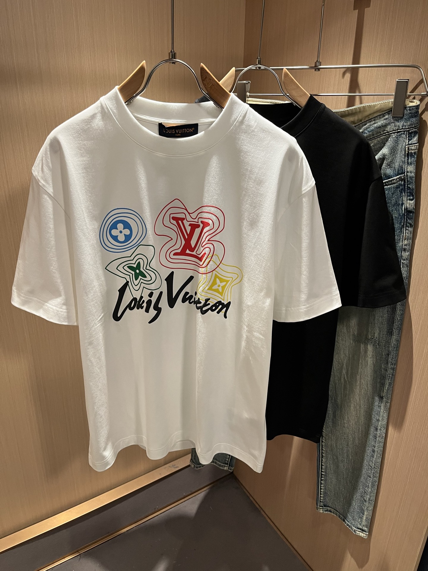 LouisVuitt*路易*登 2026春夏全新系列单品上线，非常时髦前卫的一款男女同款短袖T恤，标识l