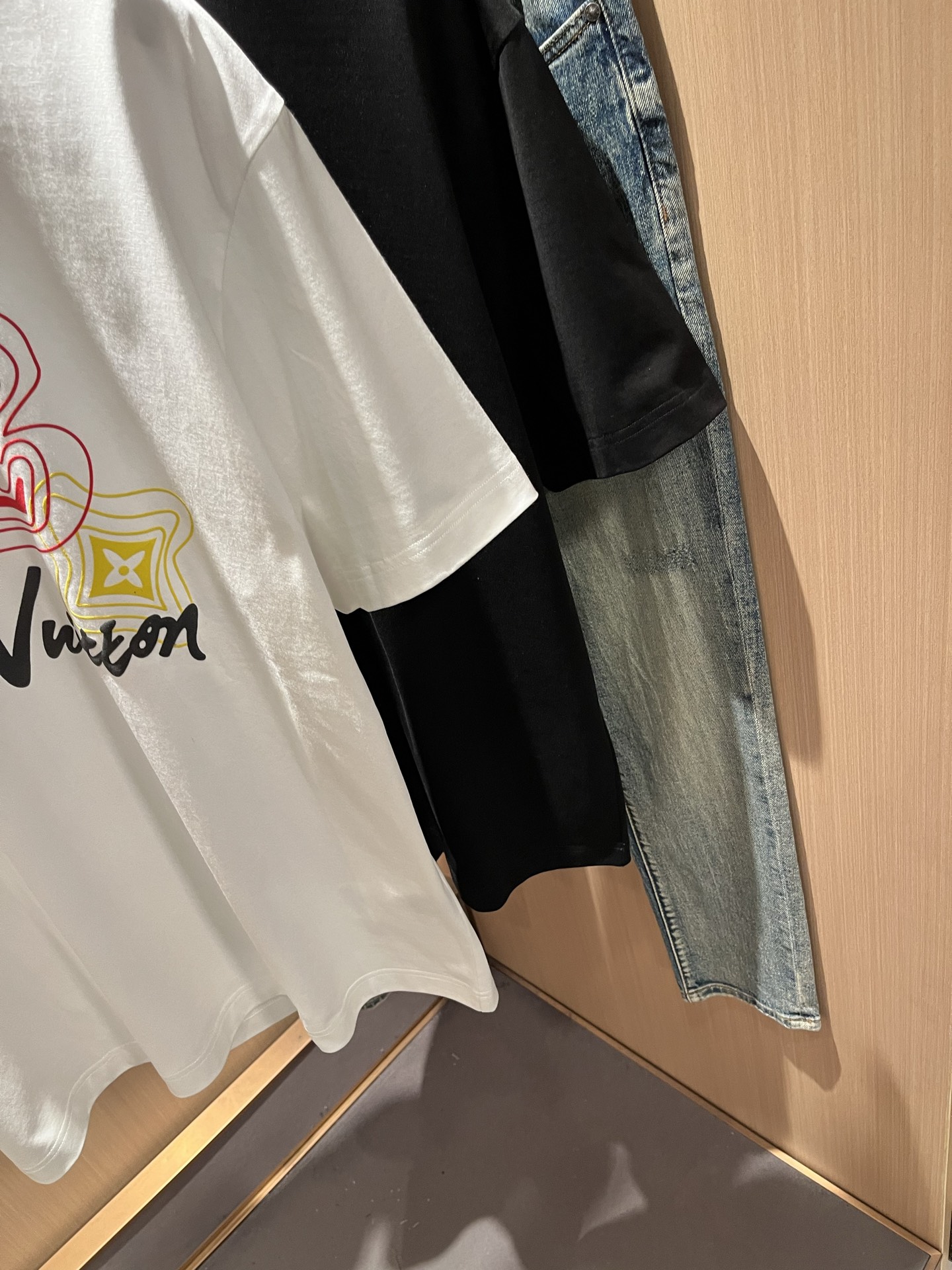 LouisVuitt*路易*登 2026春夏全新系列单品上线，非常时髦前卫的一款男女同款短袖T恤，标识l