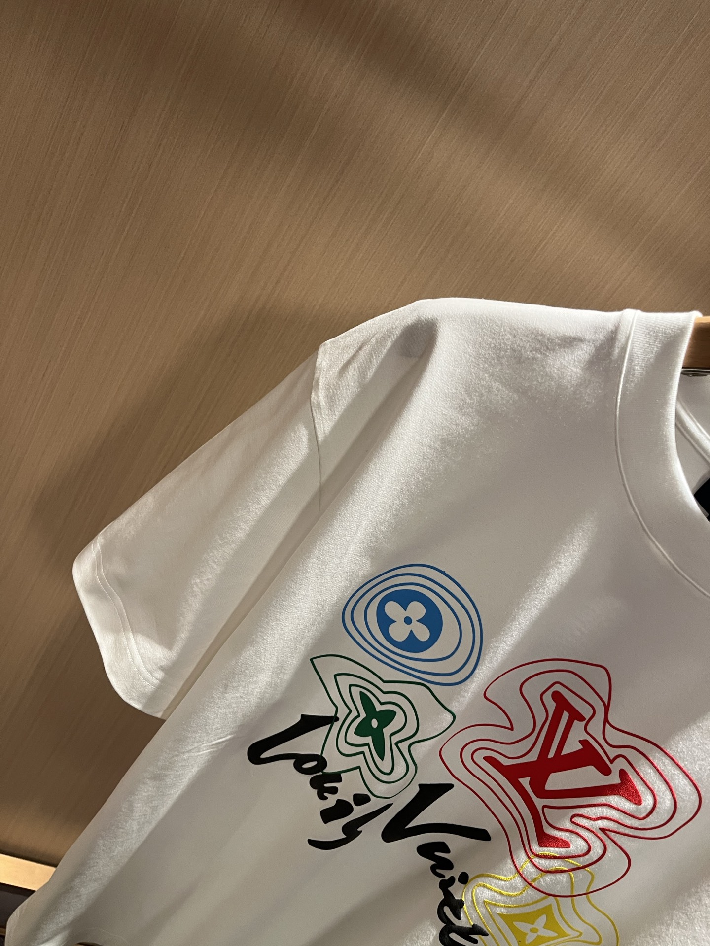 LouisVuitt*路易*登 2026春夏全新系列单品上线，非常时髦前卫的一款男女同款短袖T恤，标识l