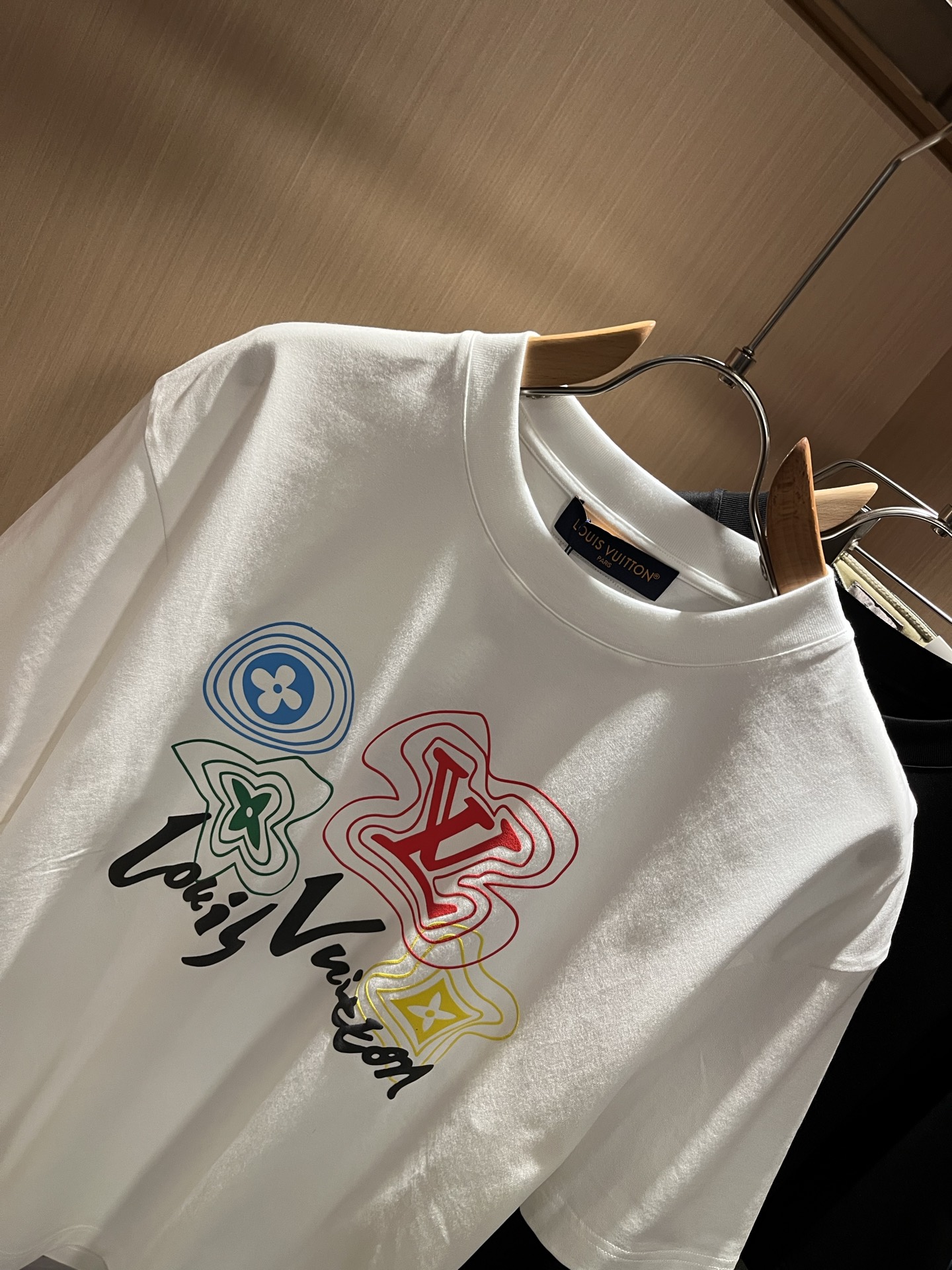 LouisVuitt*路易*登 2026春夏全新系列单品上线，非常时髦前卫的一款男女同款短袖T恤，标识l