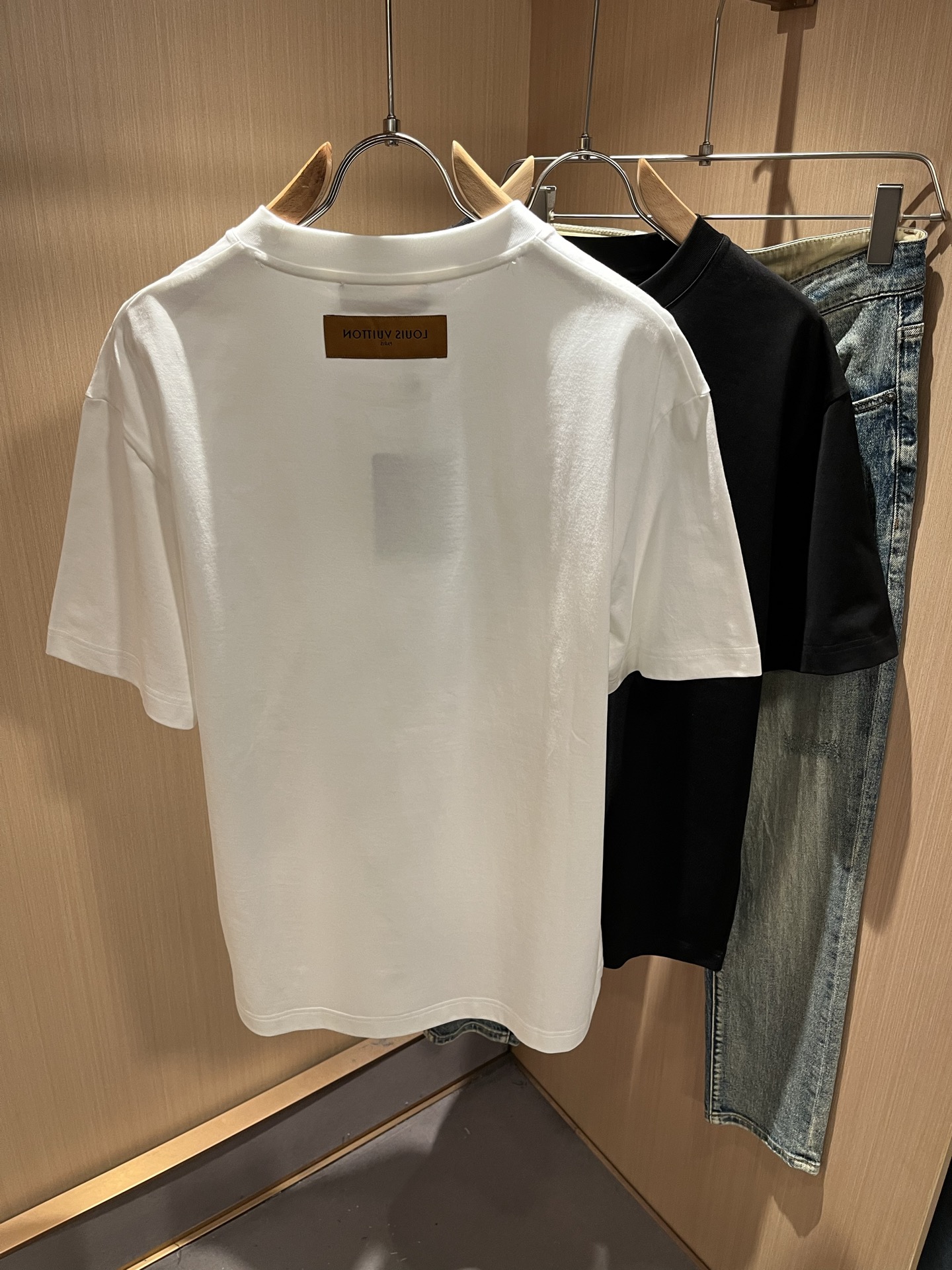 LouisVuitt*路易*登 2026春夏全新系列单品上线，非常时髦前卫的一款男女同款短袖T恤，标识l