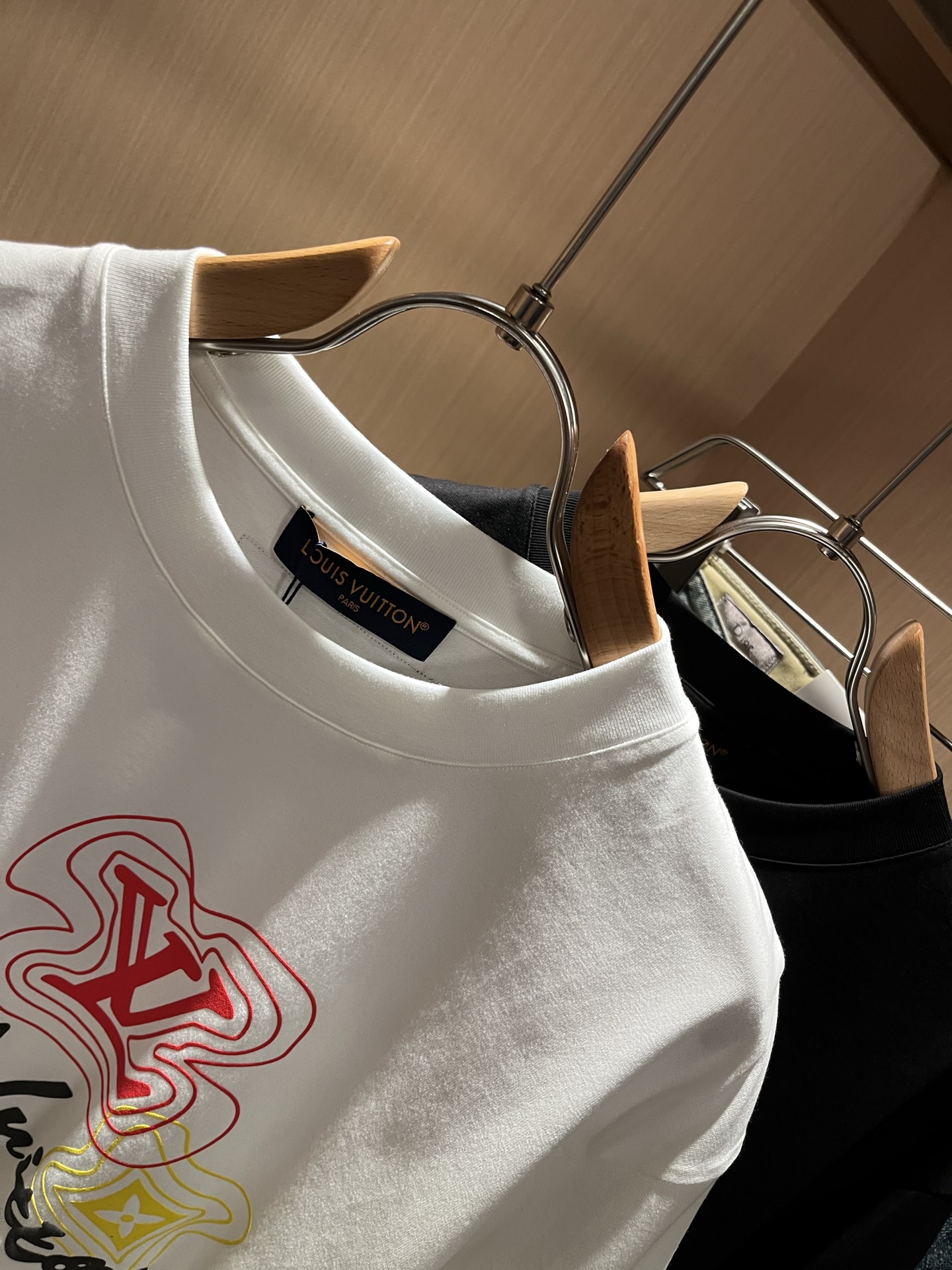 LouisVuitt*路易*登 2026春夏全新系列单品上线，非常时髦前卫的一款男女同款短袖T恤，标识l