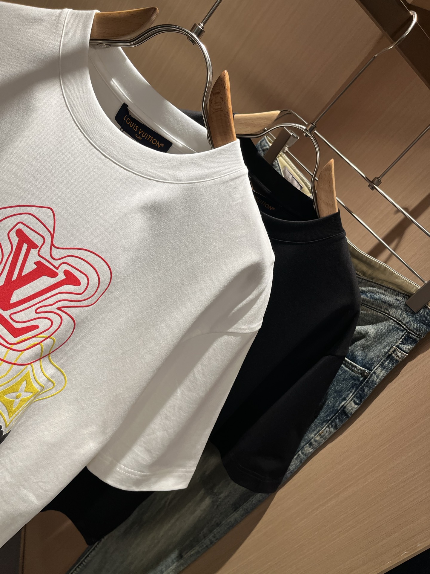 LouisVuitt*路易*登 2026春夏全新系列单品上线，非常时髦前卫的一款男女同款短袖T恤，标识l