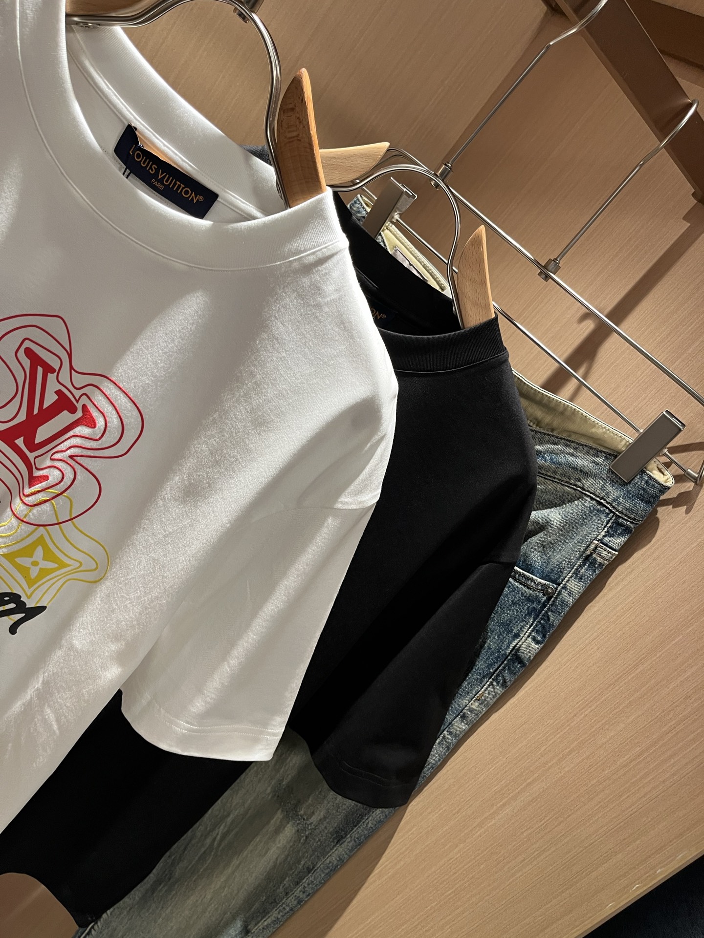 LouisVuitt*路易*登 2026春夏全新系列单品上线，非常时髦前卫的一款男女同款短袖T恤，标识l