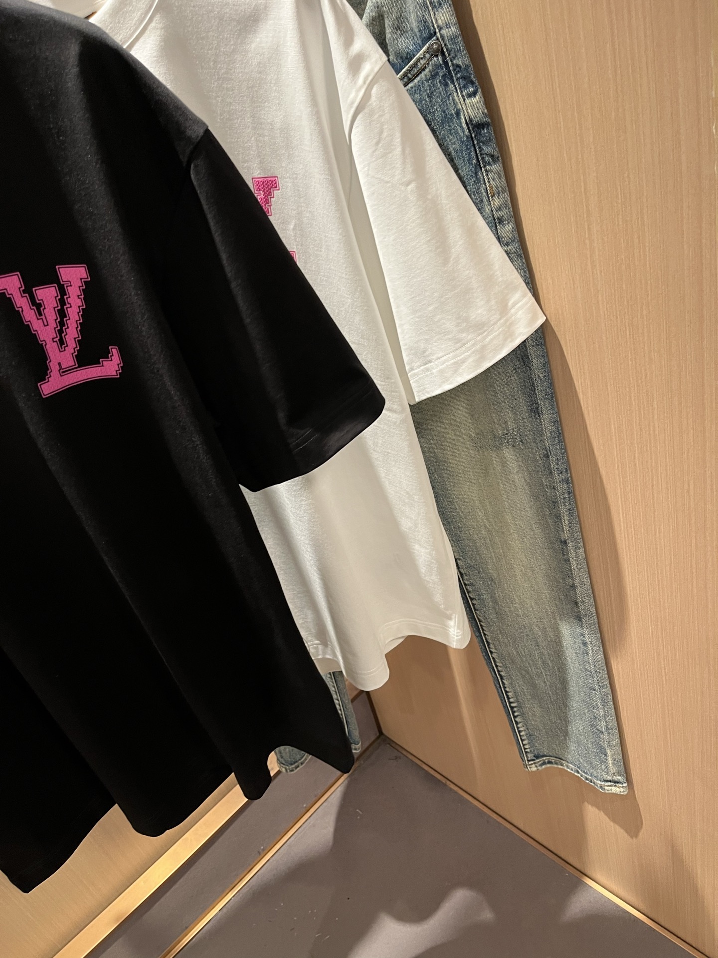 LouisVuitt*路易*登 2026春夏全新系列单品上线，非常时髦前卫的一款男女同款短袖T恤，标识l