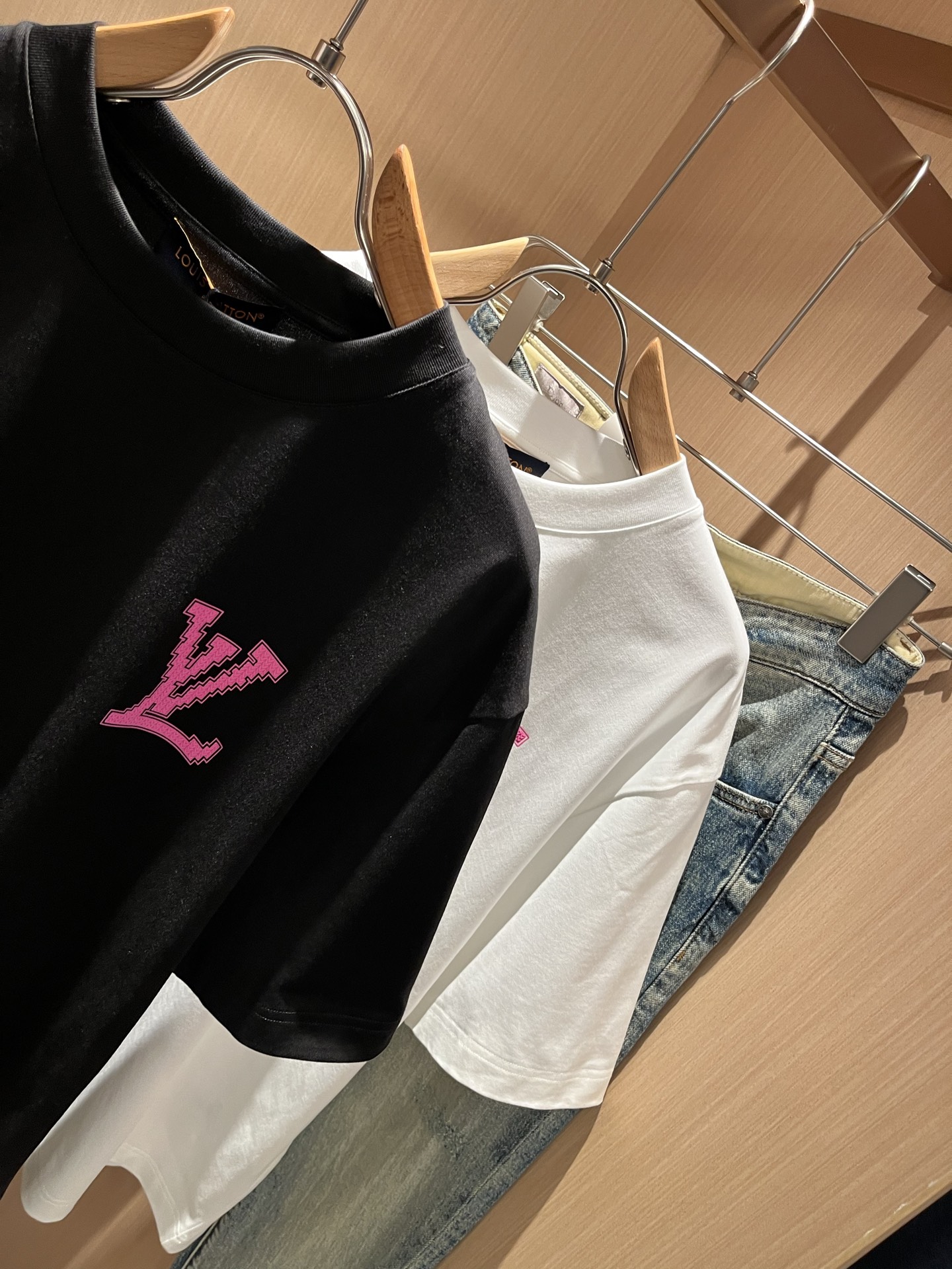 LouisVuitt*路易*登 2026春夏全新系列单品上线，非常时髦前卫的一款男女同款短袖T恤，标识l