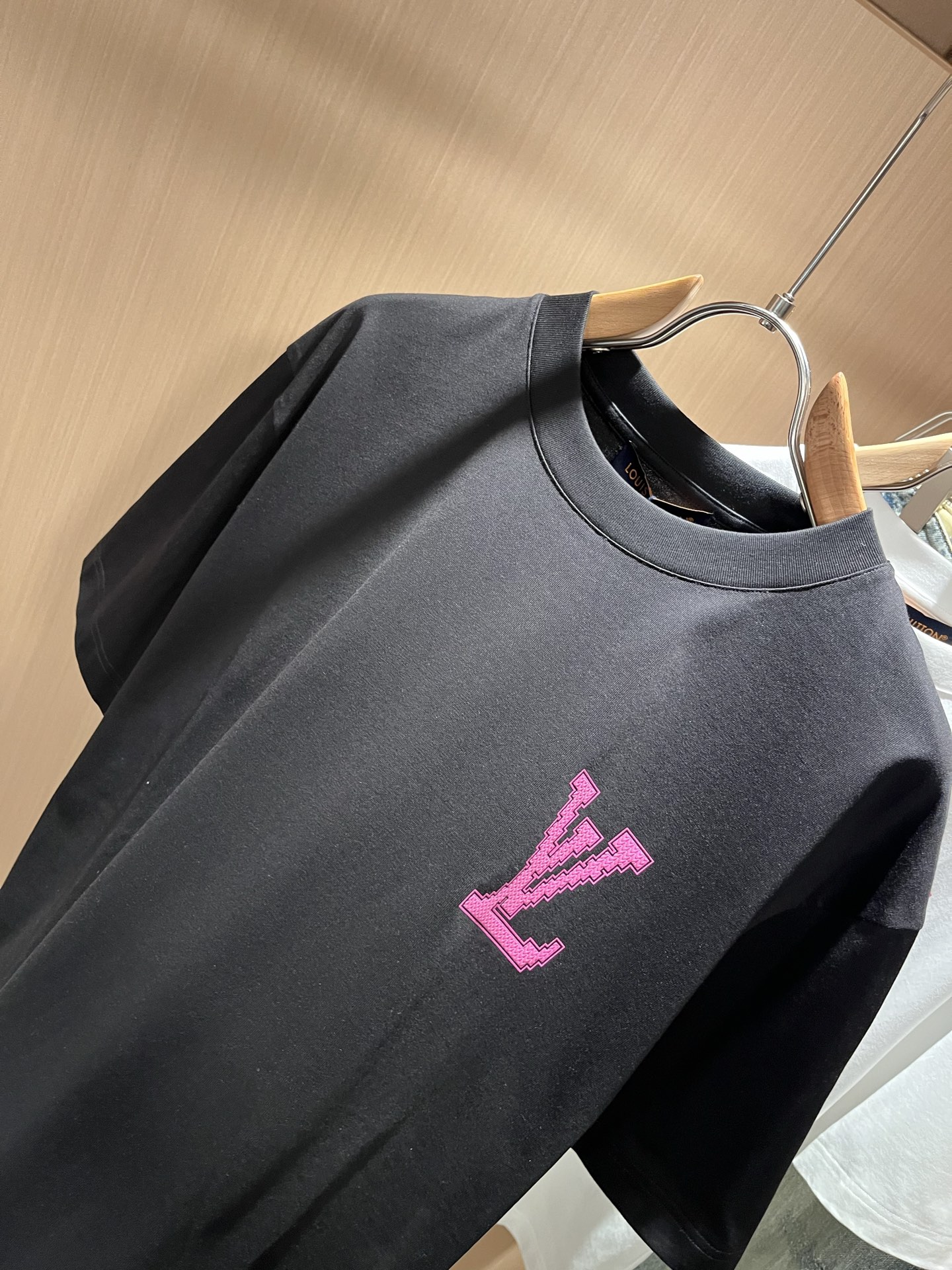 LouisVuitt*路易*登 2026春夏全新系列单品上线，非常时髦前卫的一款男女同款短袖T恤，标识l