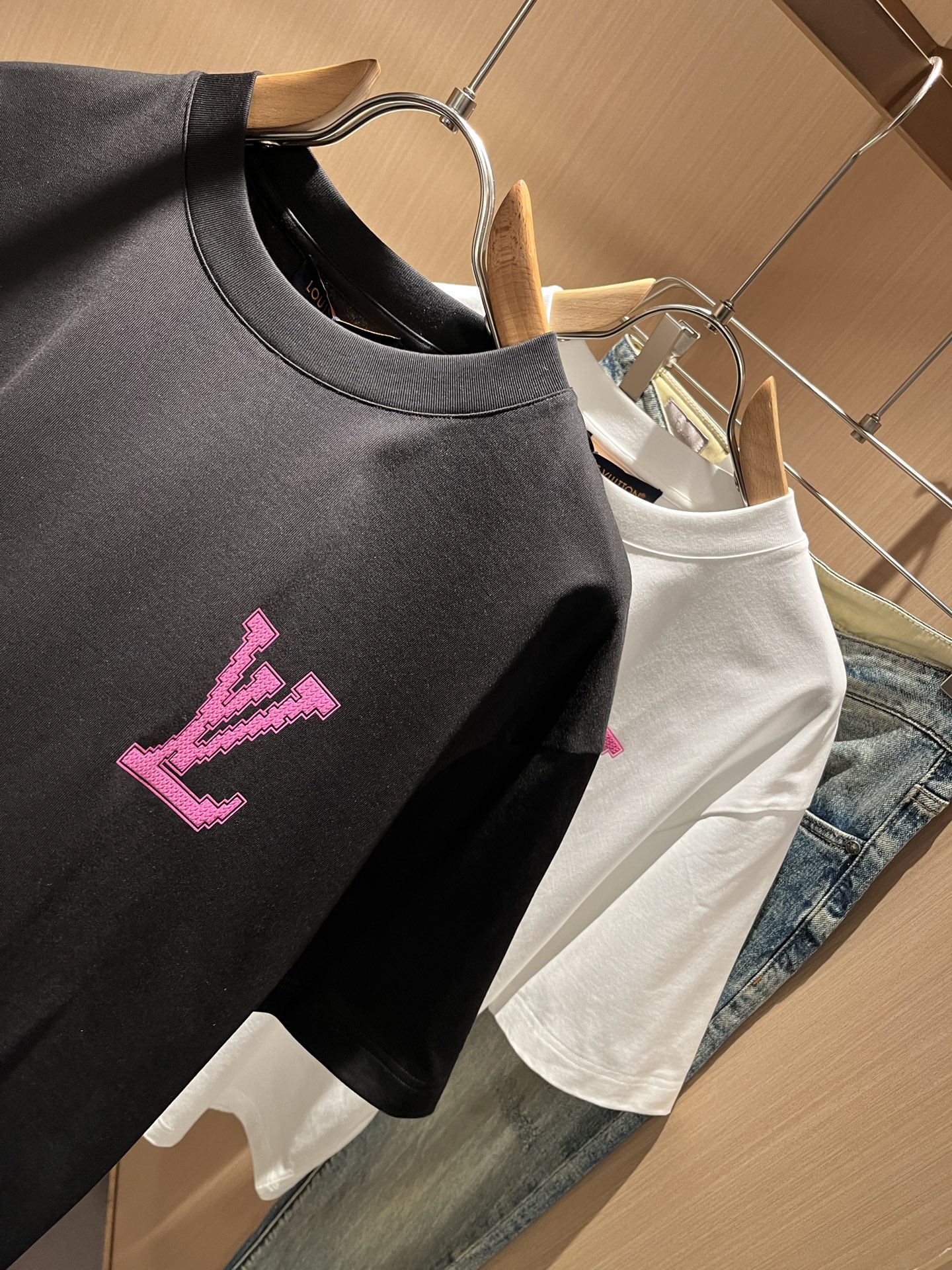 LouisVuitt*路易*登 2026春夏全新系列单品上线，非常时髦前卫的一款男女同款短袖T恤，标识l